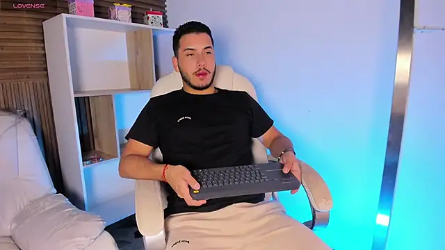 Snapshot of Axel_grey_ chatting on 10.03.25 Axel grey online show from 10.03.25