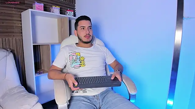 Snapshot of Axel_grey_ chatting on 10.07.25 Axel grey online show from 10.07.25