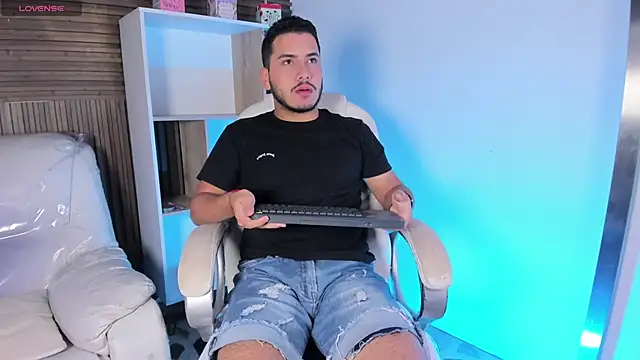 Snapshot of Axel_grey_ chatting on 10.08.25 Axel grey online show from 10.08.25