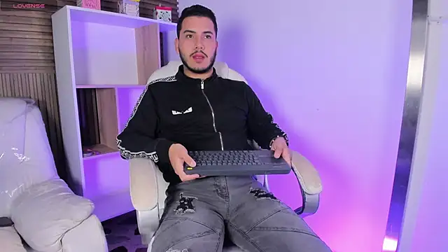 Snapshot of Axel_grey_ chatting on 10.10.25 Axel grey online show from 10.10.25