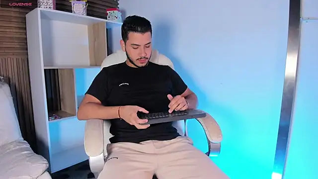 Snapshot of Axel_grey_ chatting on 10.12.25 Axel grey online show from 10.12.25