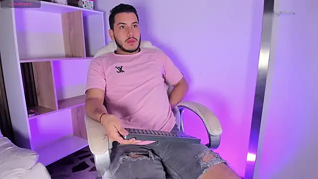 Snapshot of Axel_grey_ chatting on 10.15.25 Axel grey online show from 10.15.25