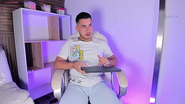 Snapshot of Axel_grey_ chatting on 10.17.25 Axel grey online show from 10.17.25