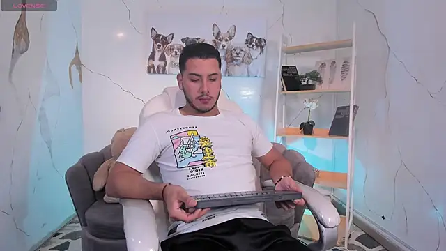 Snapshot of Axel_grey_ chatting on 11.01.25 Axel grey online show from 11.01.25