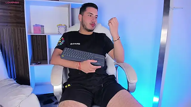 Snapshot of Axel_grey_ chatting on 11.04.25 Axel grey online show from 11.04.25