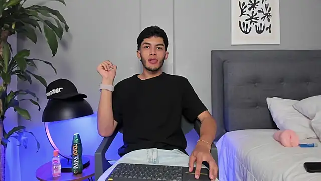Snapshot of Tylerffoxx chatting on 06.18.26 Tylerffoxx online show from 06.18.26