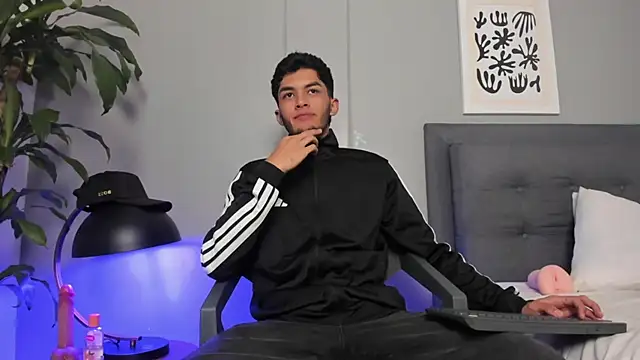 Snapshot of Tylerffoxx chatting on 06.19.26 Tylerffoxx online show from 06.19.26