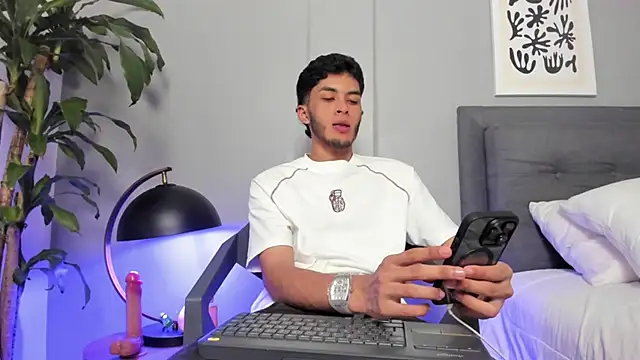 Snapshot of Tylerffoxx chatting on 06.26.26 Tylerffoxx online show from 06.26.26