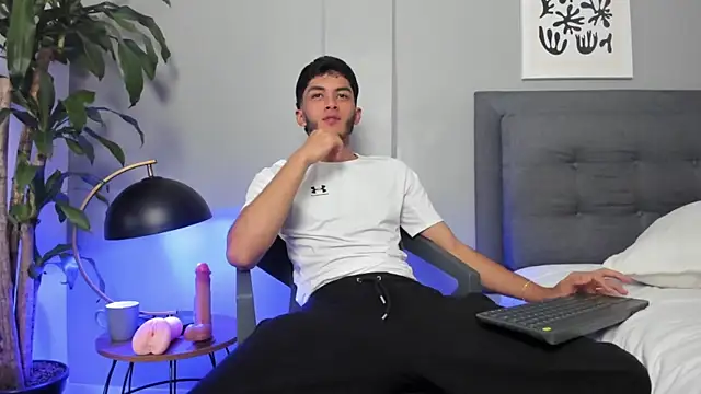 Snapshot of Tylerffoxx chatting on 07.07.26 Tylerffoxx online show from 07.07.26