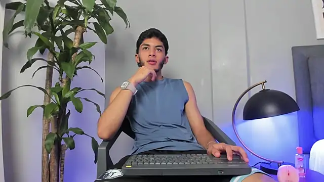 Snapshot of Tylerffoxx chatting on 07.14.26 Tylerffoxx online show from 07.14.26
