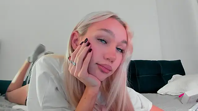 Snapshot of cuteleraay chatting on 09.22.25 cuteleraay online show from 09.22.25