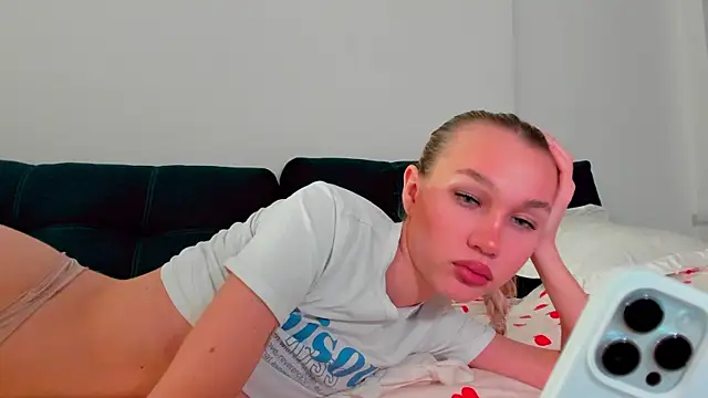 Snapshot of cuteleraay chatting on 11.21.25 cuteleraay online show from 11.21.25