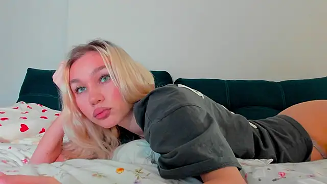 Snapshot of cuteleraay chatting on 11.26.25 cuteleraay online show from 11.26.25