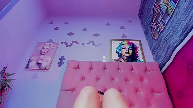 Snapshot of Megan_Luxe chatting on 11.30.25 Megan Luxe online show from 11.30.25