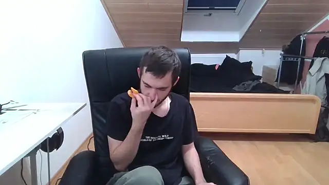 Snapshot of Bez3ybik chatting on 10.28.25 Bez3ybik online show from 10.28.25