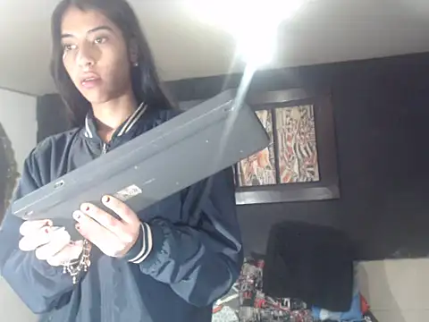 Dara-montenegro online show from 10.18.25