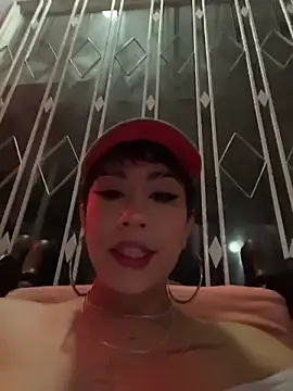 Snapshot of ZahaRose chatting on 11.18.25 ZahaRose online show from 11.18.25