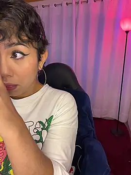 Snapshot of ZahaRose chatting on 11.27.25 ZahaRose online show from 11.27.25