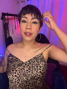 Snapshot of ZahaRose chatting on 11.28.25 ZahaRose online show from 11.28.25