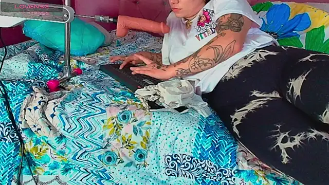 Snapshot of Lali_HOtt chatting on 09.29.25 Lali HOtt online show from 09.29.25