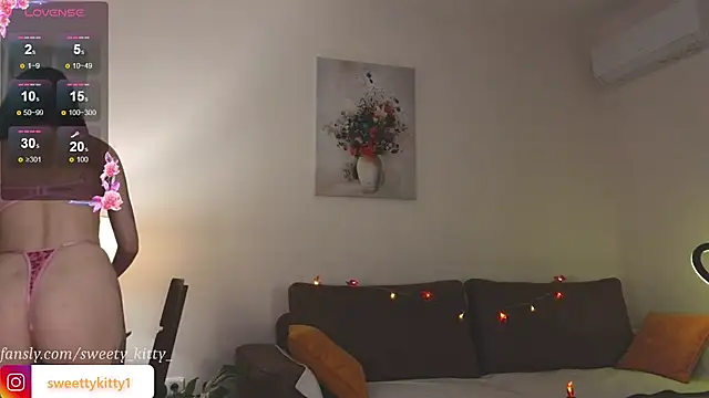 Snapshot of sweettykitty chatting on 10.12.25 sweettykitty online show from 10.12.25