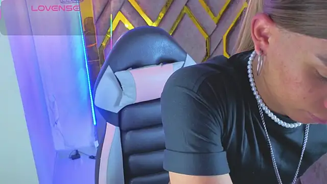 Snapshot of Dom_venena chatting on 12.14.25 Dom venena online show from 12.14.25