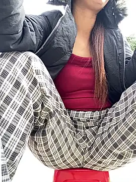 Snapshot of Huong-Ly chatting on 12.20.25 Huong-Ly online show from 12.20.25