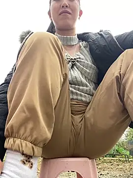 Snapshot of Huong-Ly chatting on 12.23.25 Huong-Ly online show from 12.23.25