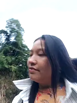 Snapshot of MuiNay chatting on 10.27.25 MuiNay online show from 10.27.25