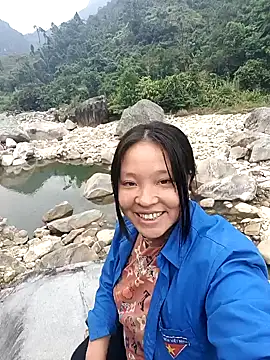 Snapshot of MuiNay chatting on 10.31.25 MuiNay online show from 10.31.25