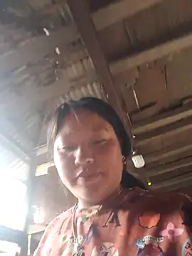 Snapshot of MuiNay chatting on 11.05.25 MuiNay online show from 11.05.25