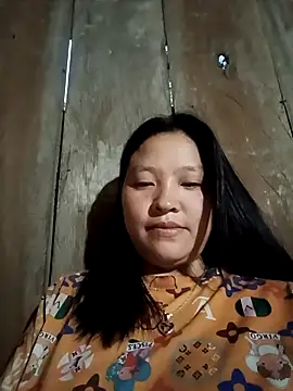 Snapshot of MuiNay chatting on 11.08.25 MuiNay online show from 11.08.25