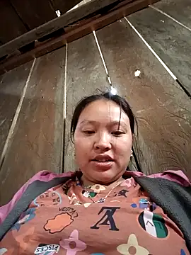 Snapshot of MuiNay chatting on 11.17.25 MuiNay online show from 11.17.25