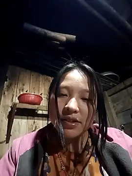 Snapshot of MuiNay chatting on 11.18.25 MuiNay online show from 11.18.25