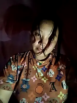 Snapshot of MuiNay chatting on 12.05.25 MuiNay online show from 12.05.25