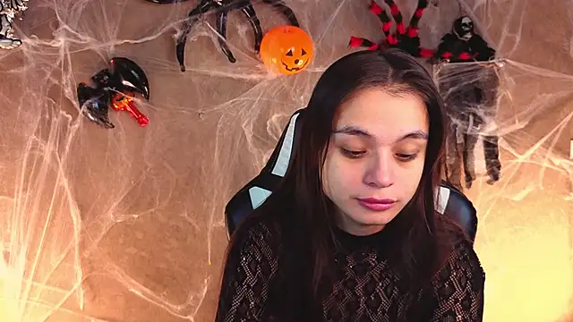 Snapshot of Leila_Hefner chatting on 10.31.25 Leila Hefner online show from 10.31.25