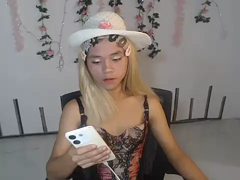 Snapshot of _lexa_ chatting on 10.07.25 lexa online show from 10.07.25