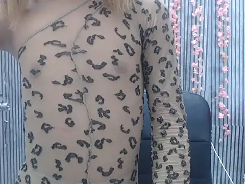 Snapshot of _lexa_ chatting on 10.15.25 lexa online show from 10.15.25