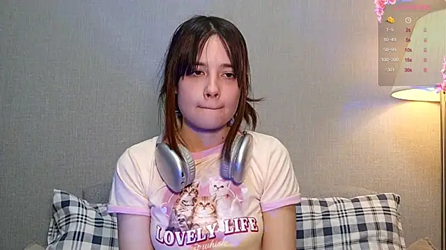 Snapshot of Honeey_Beee chatting on 12.15.25 Honeey Beee online show from 12.15.25