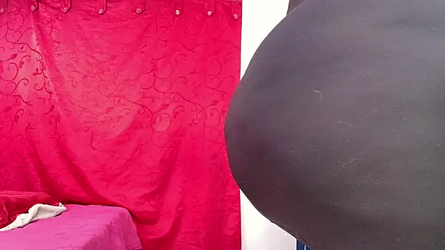 Snapshot of dominant_hipss chatting on 10.10.25 dominant hipss online show from 10.10.25