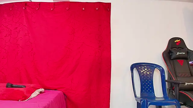 Snapshot of dominant_hipss chatting on 10.15.25 dominant hipss online show from 10.15.25