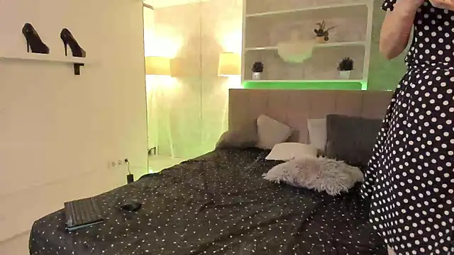 IsabelKiss online show from 09.20.25