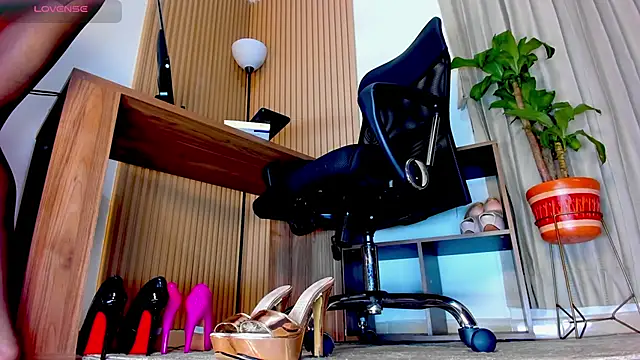 Anastacia lestrange online show from 10.17.25