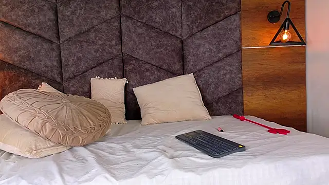 Nickifox   online show from 11.28.25