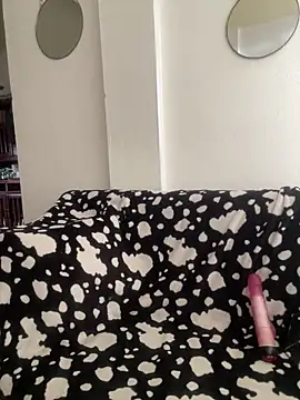 Snapshot of Zara_Bel chatting on 10.24.25 Zara Bel online show from 10.24.25