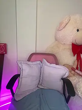 Snapshot of Zara_Bel chatting on 12.13.25 Zara Bel online show from 12.13.25