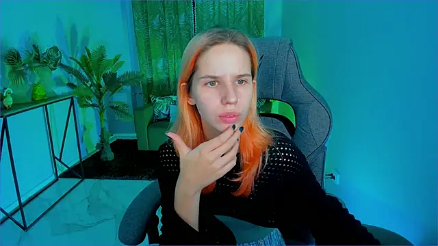 Snapshot of NitaNihil chatting on 12.01.25 NitaNihil online show from 12.01.25