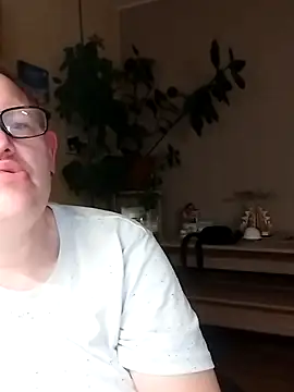 Snapshot of GordianWhirling chatting on 12.04.25 GordianWhirling online show from 12.04.25