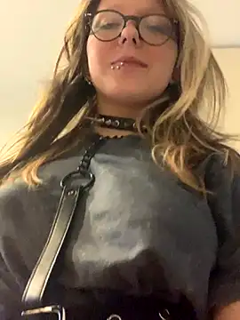 Snapshot of VesnaCrystal chatting on 12.14.25 VesnaCrystal online show from 12.14.25