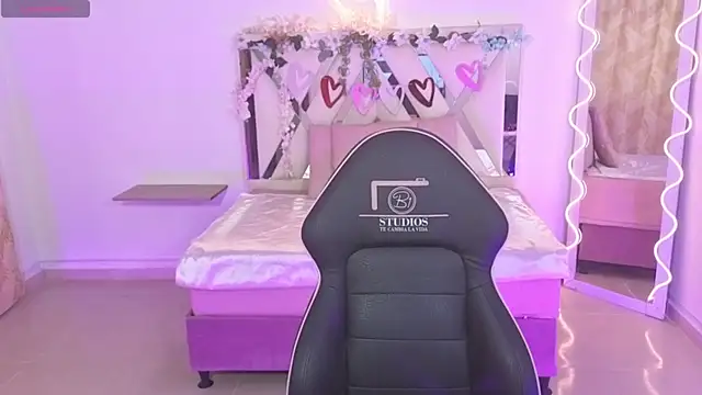 Snapshot of ZURY_TAY chatting on 09.20.25 ZURY TAY online show from 09.20.25